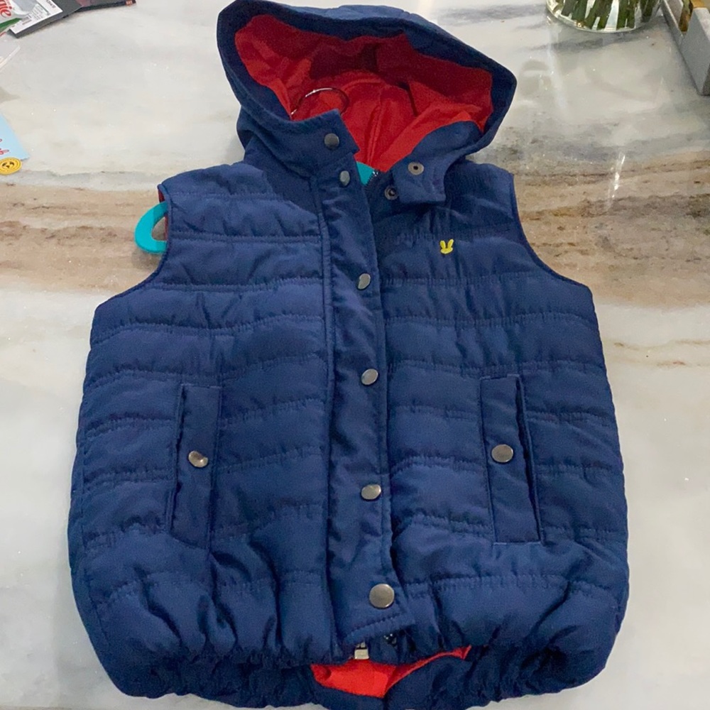 Arturo Calle navy and red vest